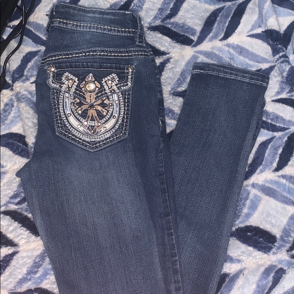 Low wasted skinny jeans. Cute design on the butt.